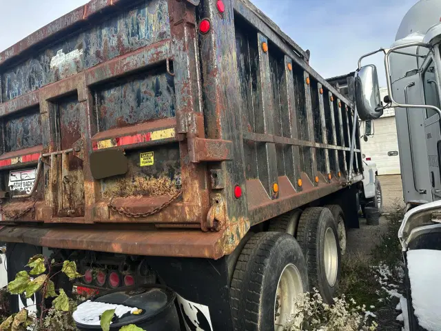 Image of Ford L9000 equipment image 4