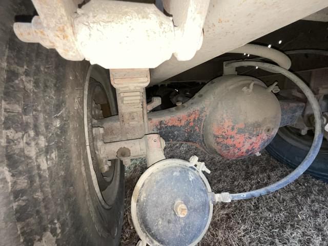 Image of Ford L9000 equipment image 4