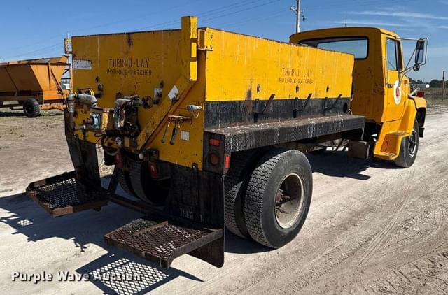 Image of Ford LN700 equipment image 4