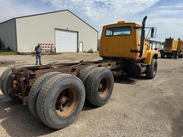 Image of Ford LT8000 equipment image 3