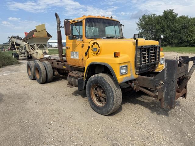Image of Ford LT8000 equipment image 4