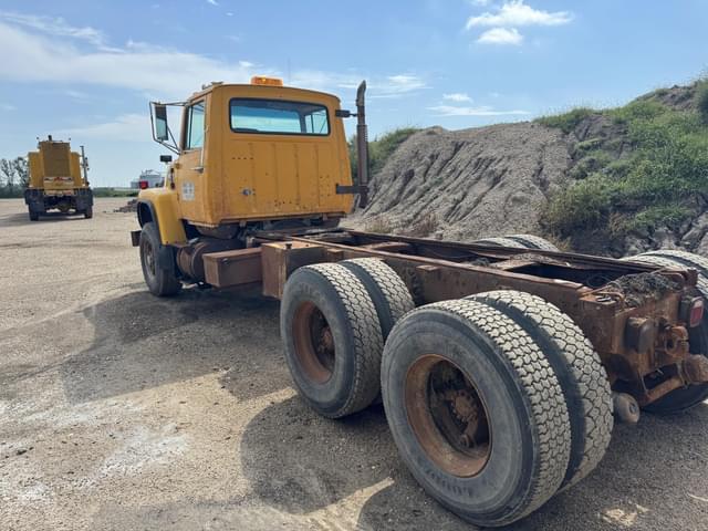 Image of Ford LT8000 equipment image 2