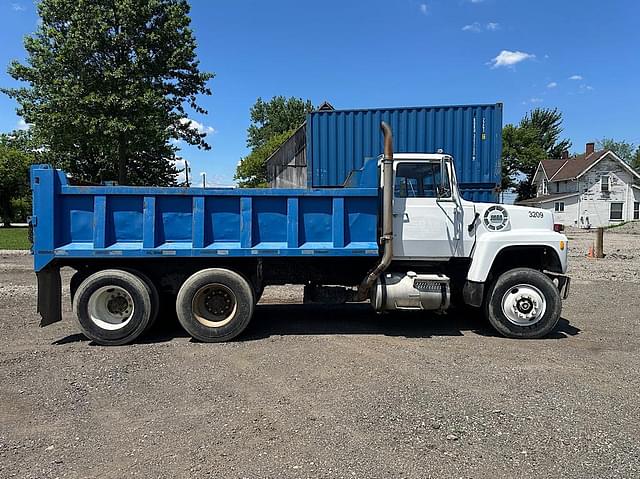 Image of Ford LT9000 equipment image 3