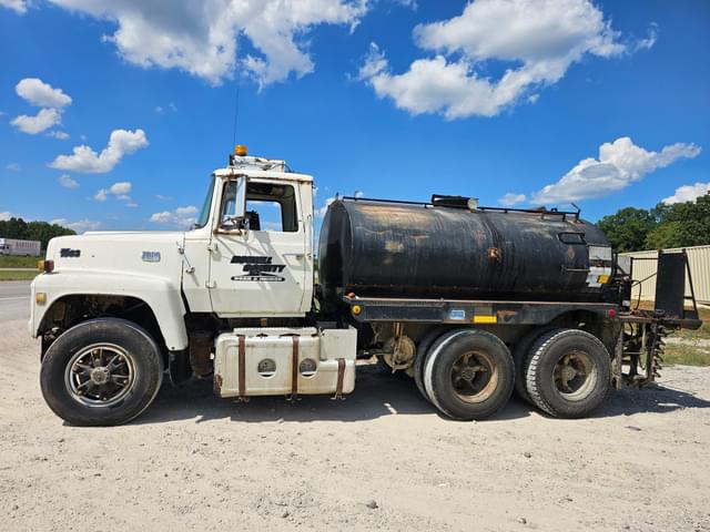 Image of Ford LT9000 equipment image 4