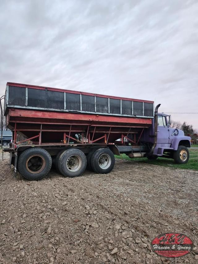 Image of Ford LT9000 equipment image 2