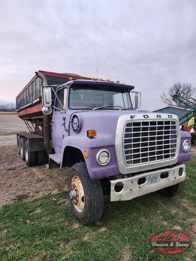 Image of Ford LT9000 equipment image 1