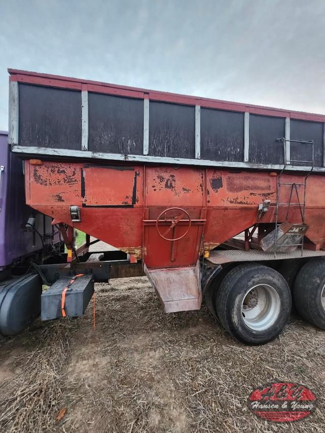 Image of Ford LT9000 equipment image 4