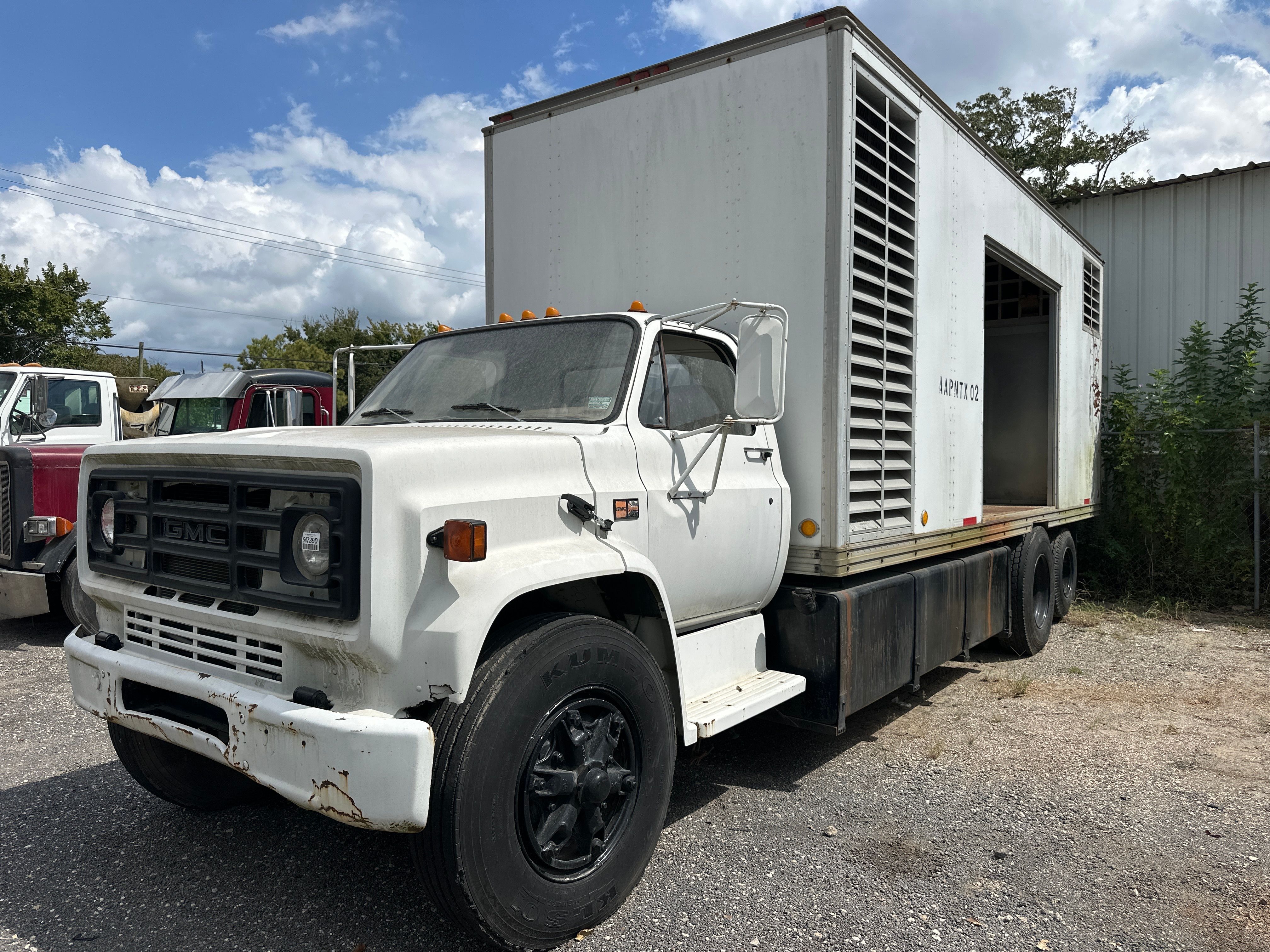 1982 GMC C7000 Equipment Image0