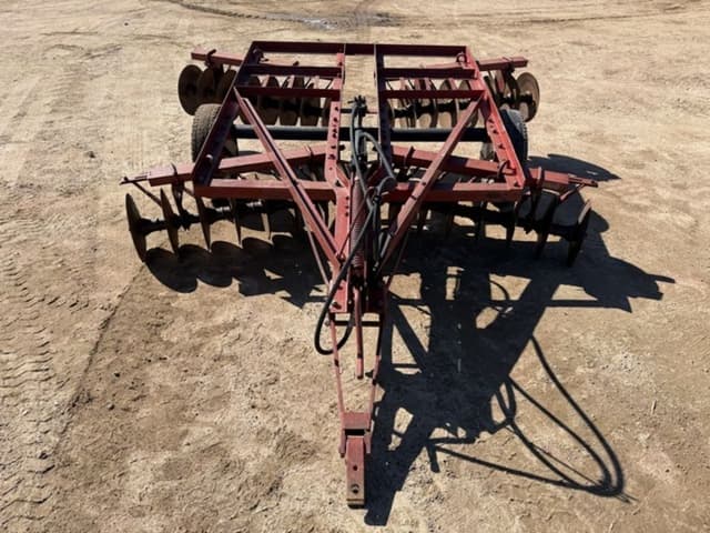 Image of International Harvester 370 equipment image 1