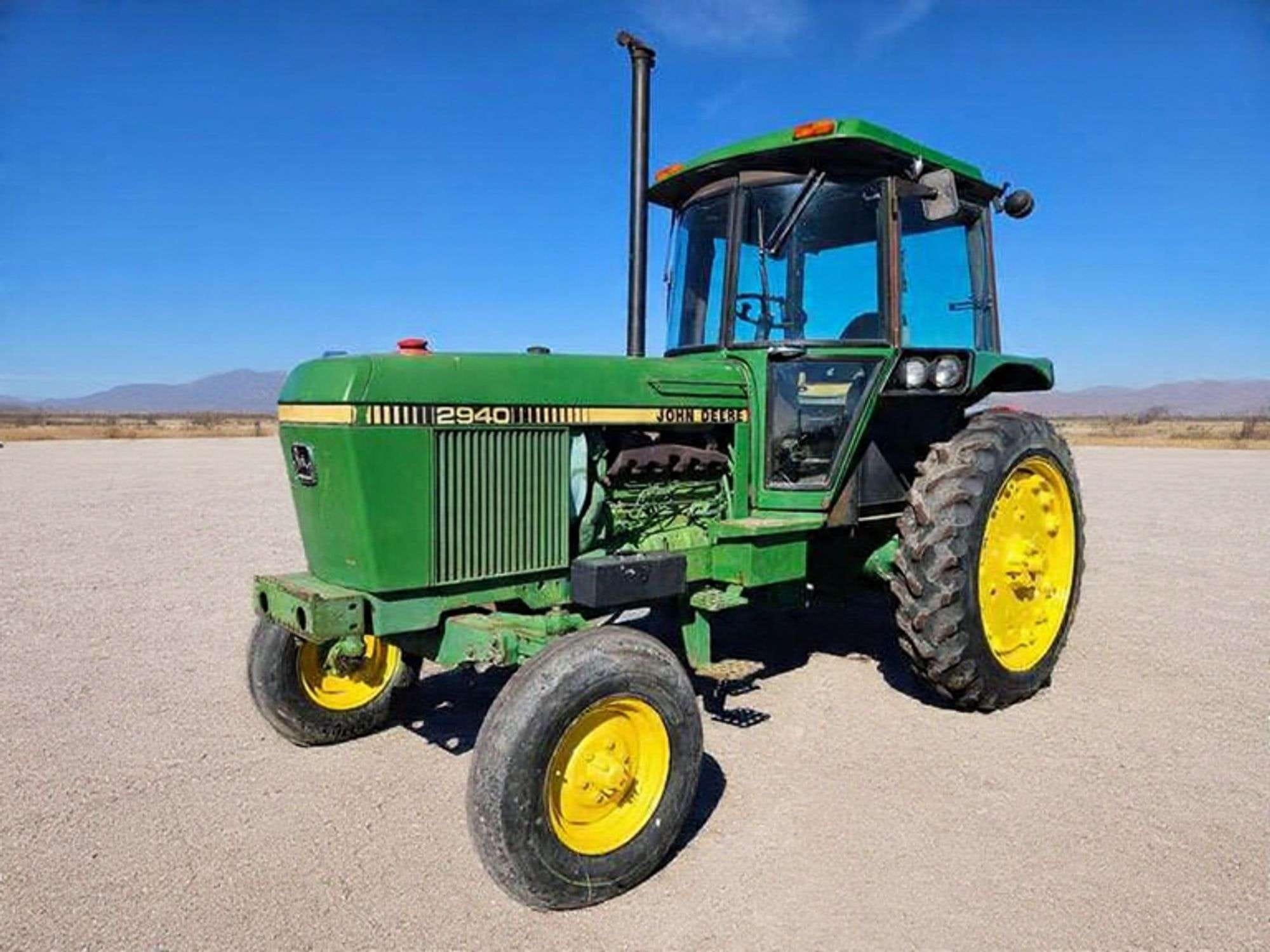 1982 John Deere 2940 Equipment Image0