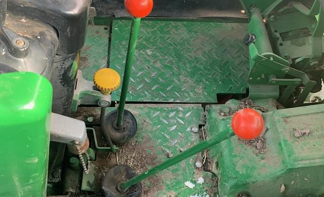 Image of John Deere 2940 equipment image 4