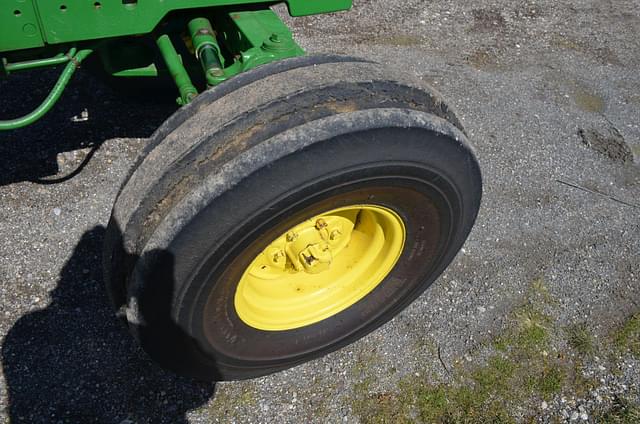 Image of John Deere 2940 equipment image 4
