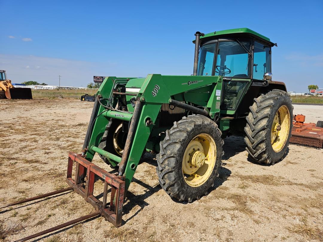 Image of John Deere 3140 Primary image