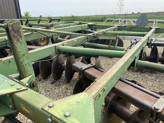 Image of John Deere 335 equipment image 4