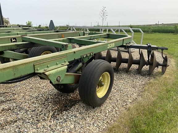 Image of John Deere 335 equipment image 2