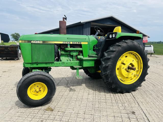 Image of John Deere 4040 equipment image 2