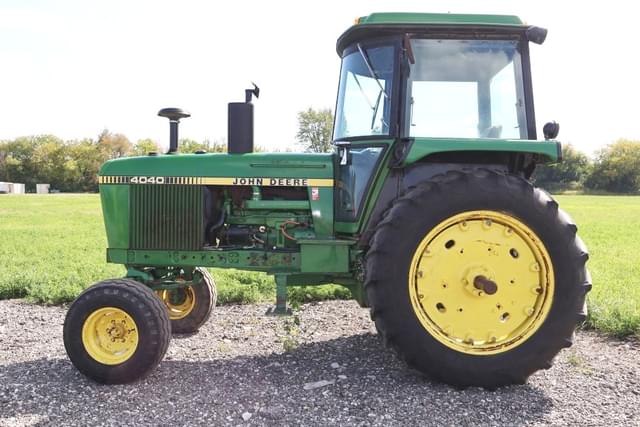 Image of John Deere 4040 equipment image 2