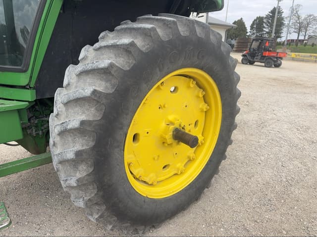 Image of John Deere 4240 equipment image 3