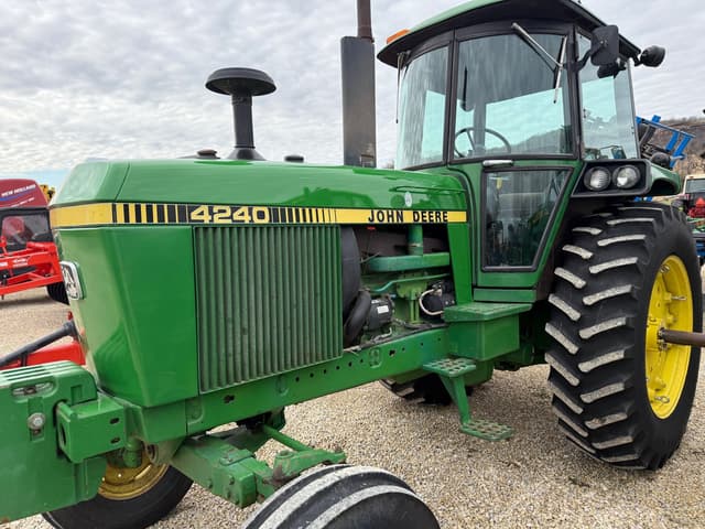 Image of John Deere 4240 equipment image 2