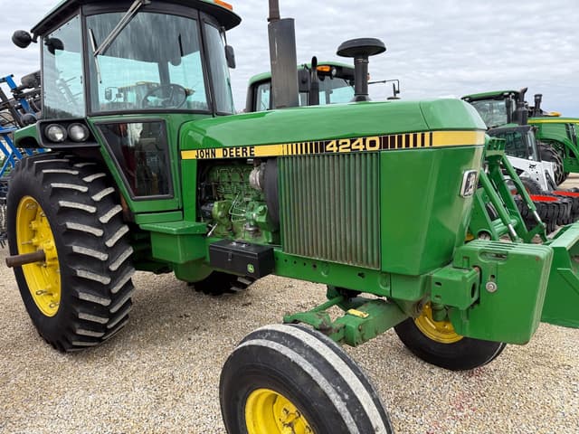 Image of John Deere 4240 equipment image 1