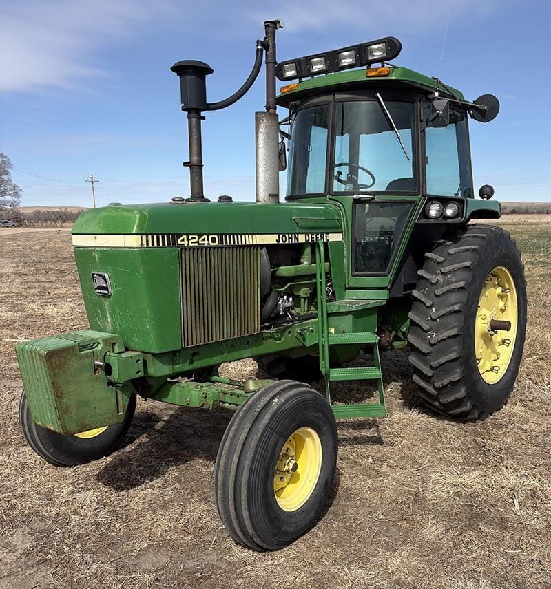 1982 John Deere 4240 Equipment Image0