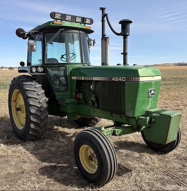 Image of John Deere 4240 equipment image 1