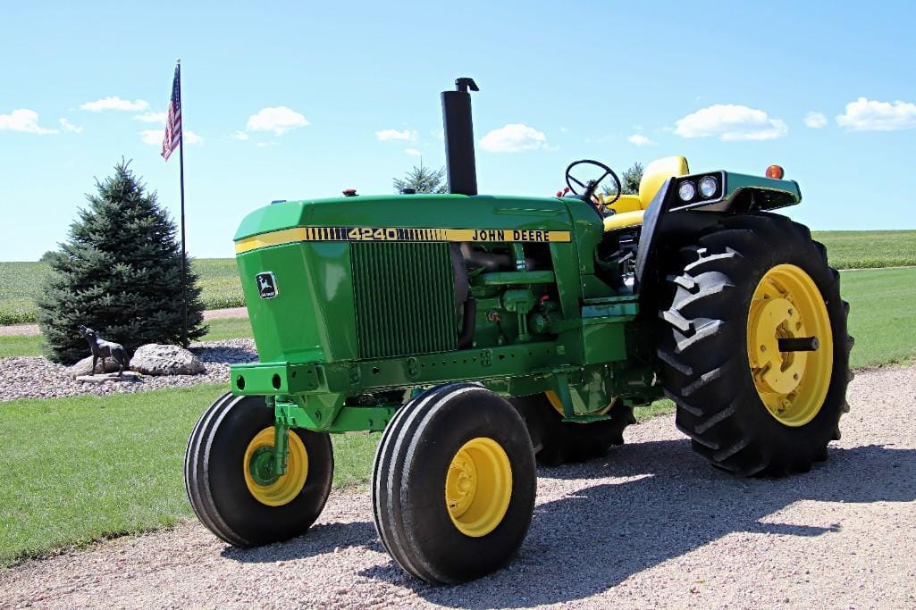 Main image John Deere 4240