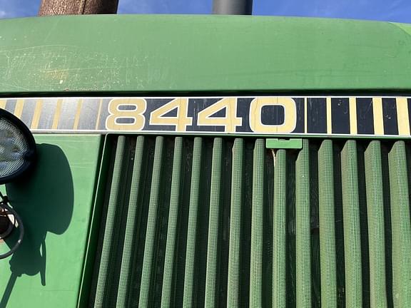 Image of John Deere 8440 equipment image 4