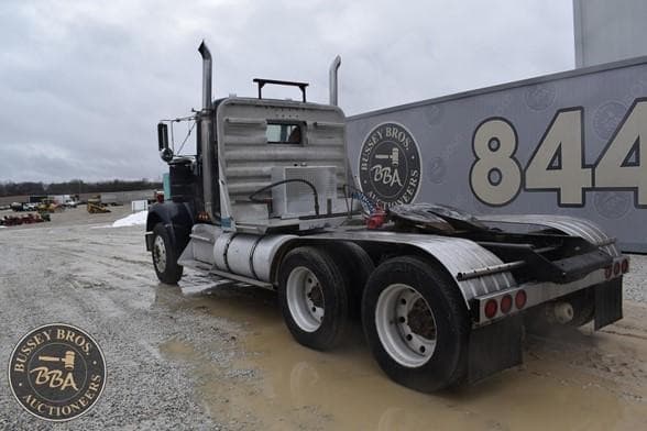 Image of Kenworth W900 equipment image 2