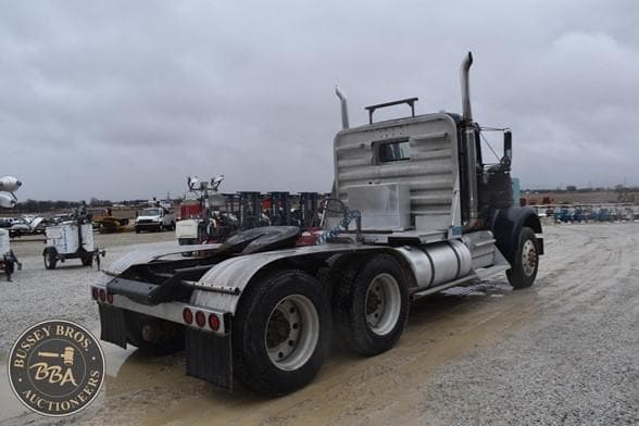 Image of Kenworth W900 equipment image 4