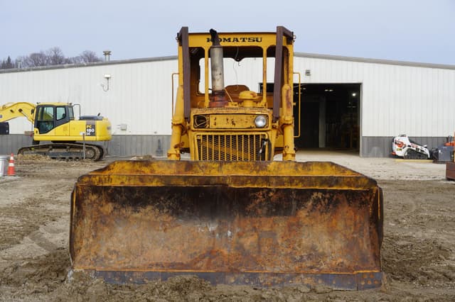 Image of Komatsu D65E equipment image 4