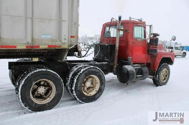 Image of Mack R equipment image 2