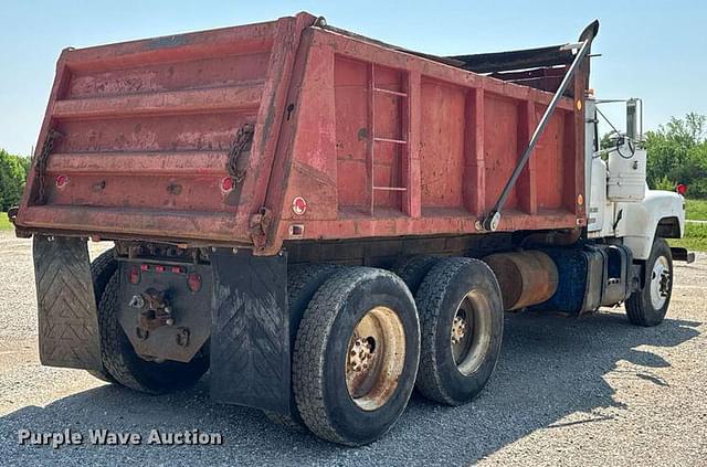 Image of Mack R747S equipment image 4