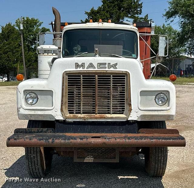 Image of Mack R747S equipment image 1