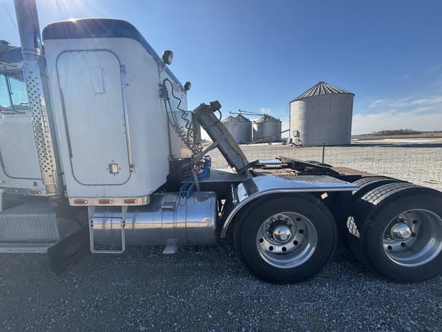 Image of Peterbilt 359 equipment image 4