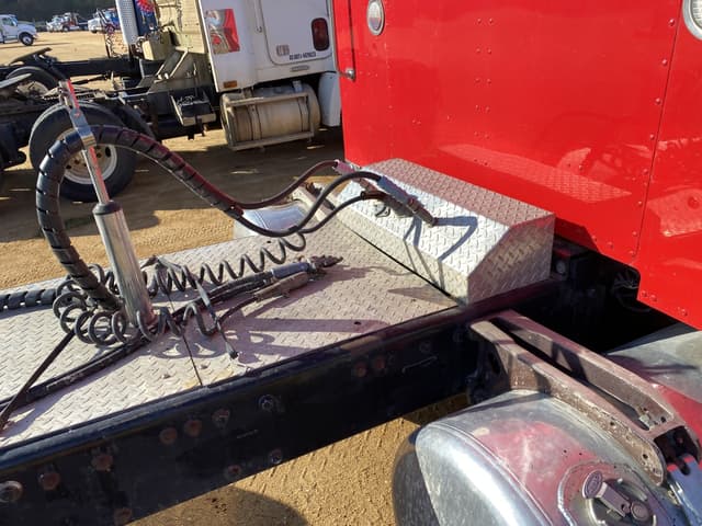 Image of Peterbilt 359 equipment image 4