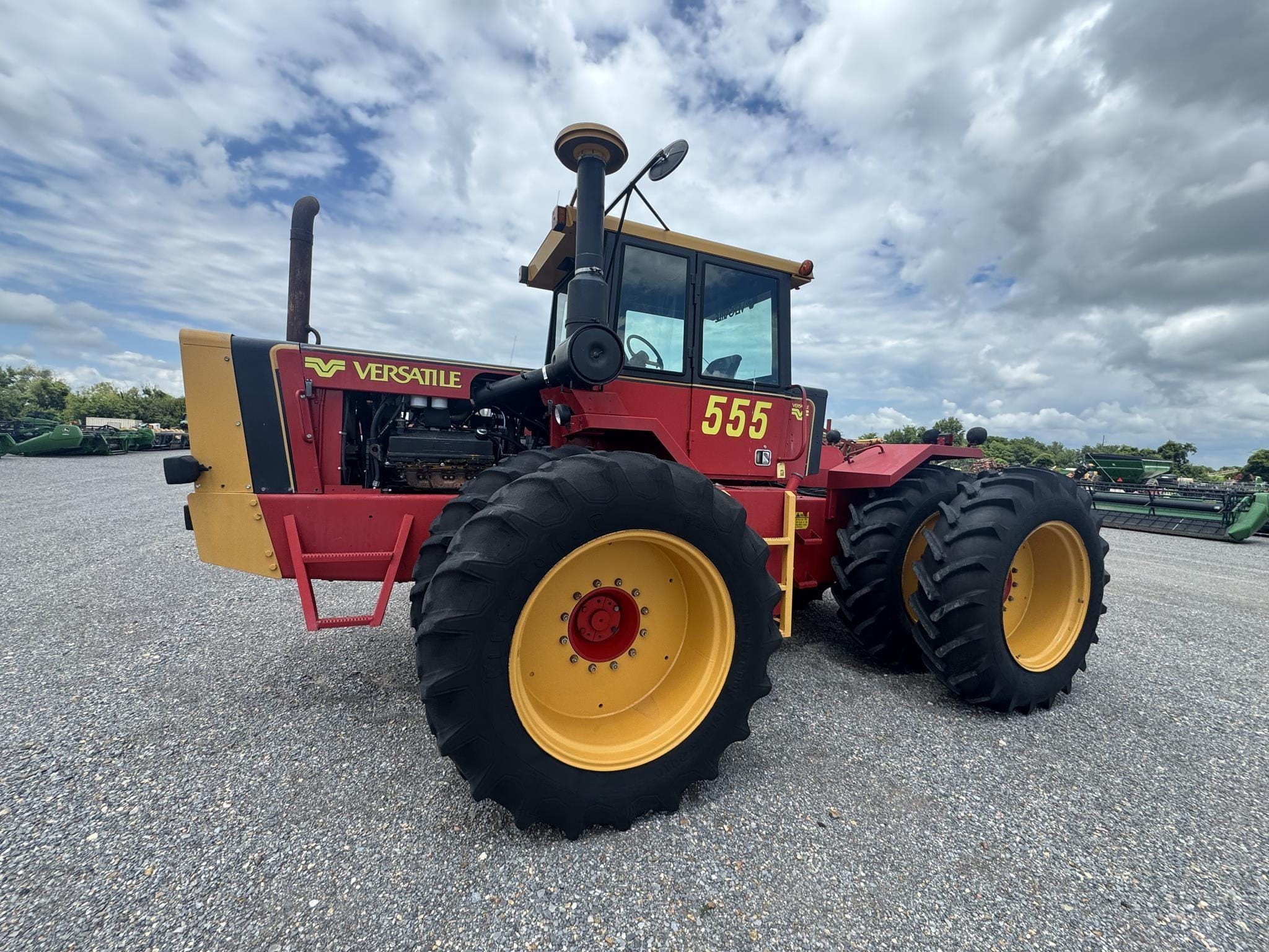 1982 Versatile 555 Equipment Image0