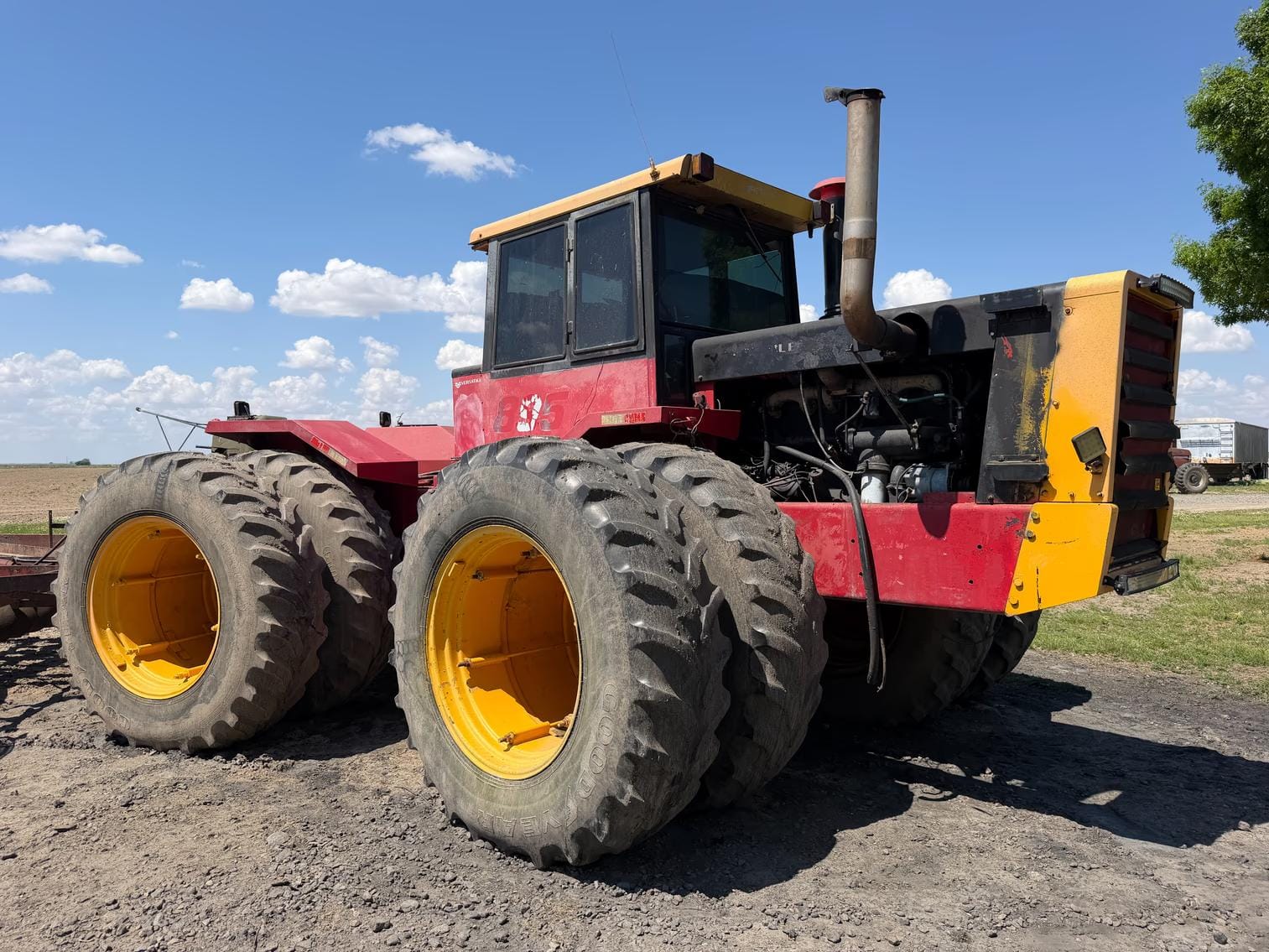 1982 Versatile 895 Equipment Image0