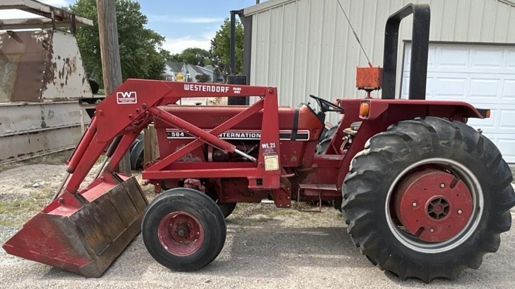 1983 International Harvester 584 Equipment Image0