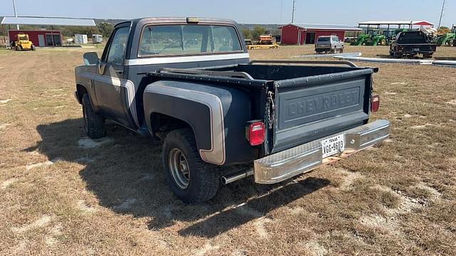 Image of Chevrolet Silverado 10 equipment image 2