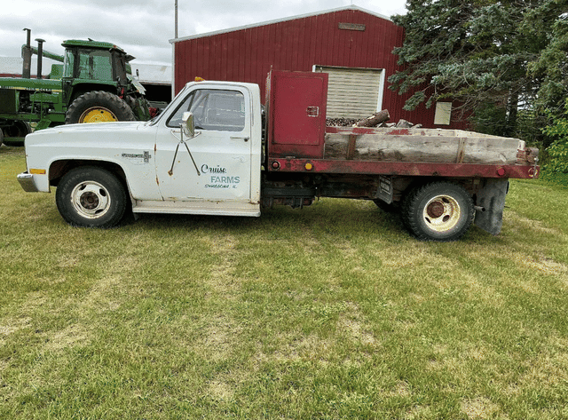 Image of Chevrolet Custom Deluxe 30 equipment image 1