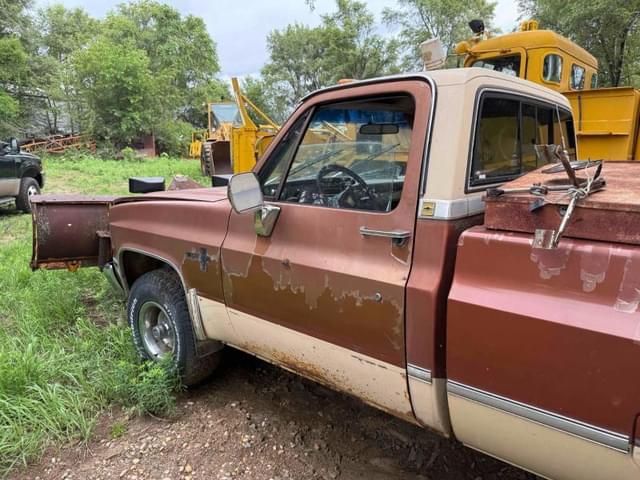 Image of Chevrolet Silverado 10 equipment image 3
