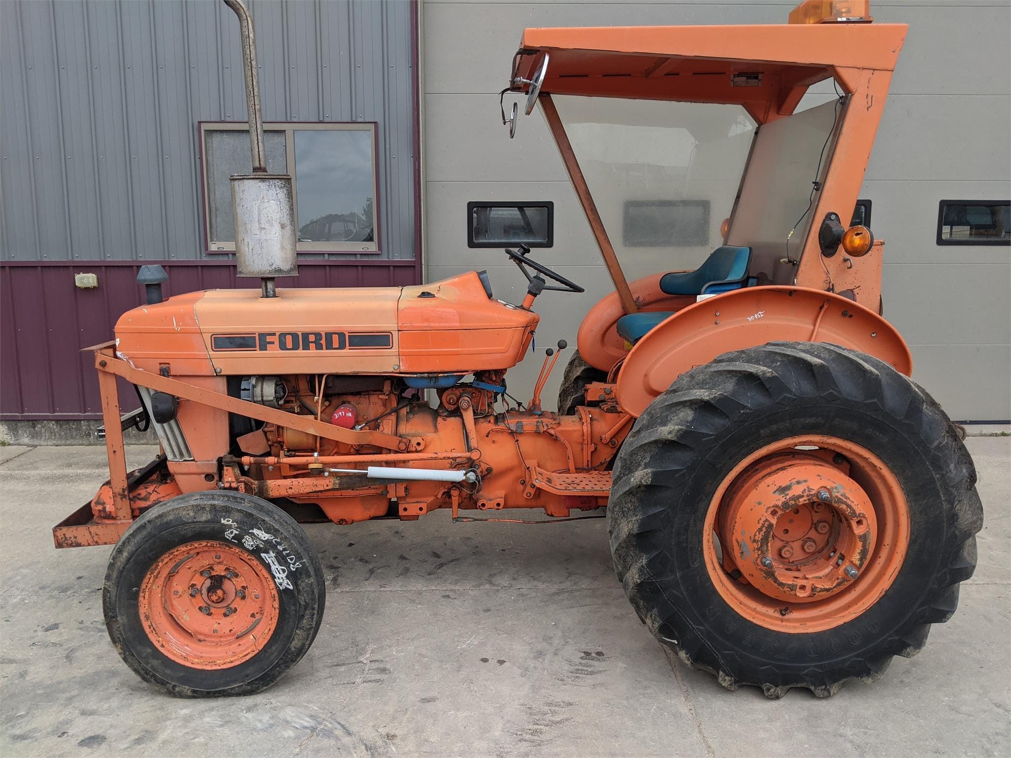 1983 Ford 3910 Equipment Image0