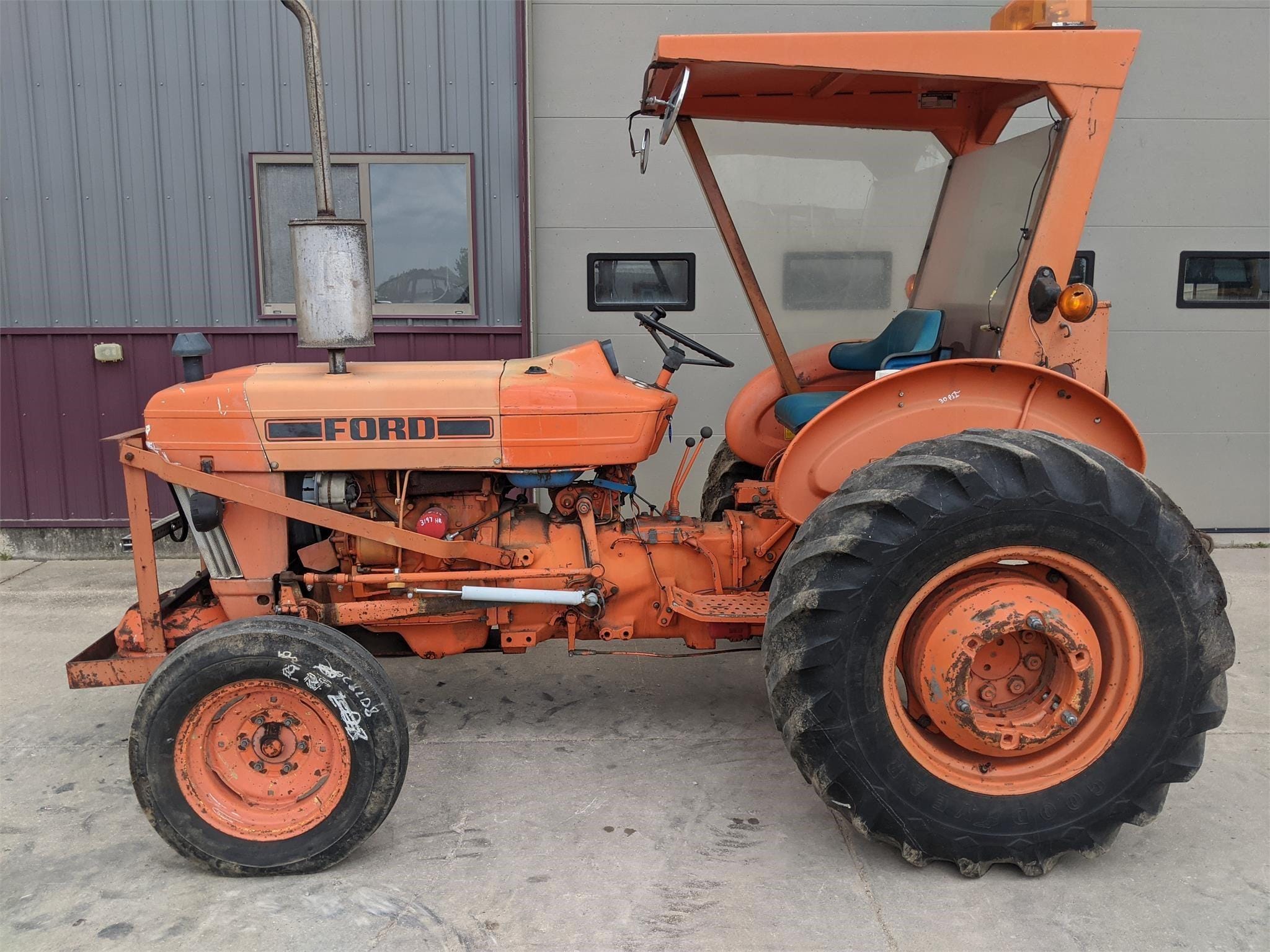 1983 Ford 3910 Equipment Image0