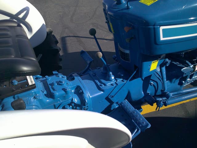 Image of Ford 3910 equipment image 4