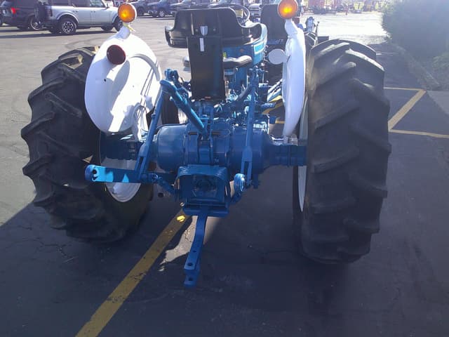 Image of Ford 3910 equipment image 3