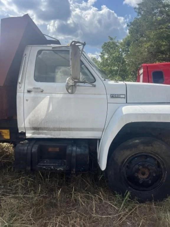 Image of Ford F-600 equipment image 3