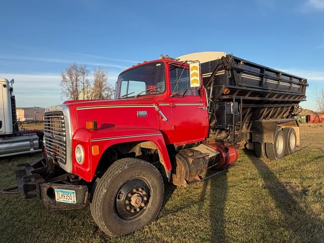 Image of Ford F-8000 equipment image 2