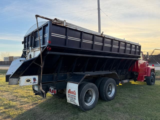 Image of Ford F-8000 equipment image 3