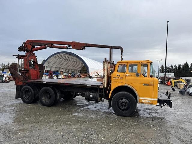 Image of Ford 8000 equipment image 3